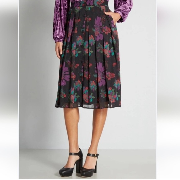 NWT Modcloth  Midi Pleated Skirt Size 8 Black Floral - Picture 1 of 4